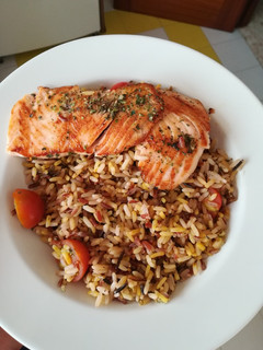 Una foto de Salmón a la plancha con arroz