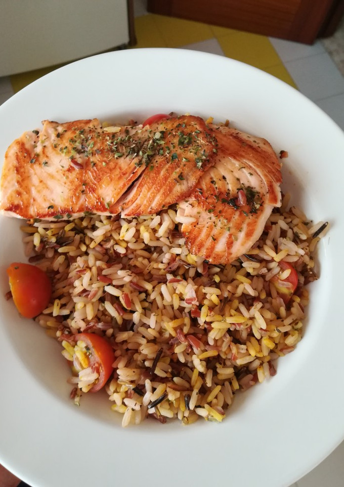 Una foto de Salmón a la plancha con arroz