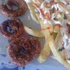 A picture of Chinchulines con 🥔 fritas al disco 😋💪.