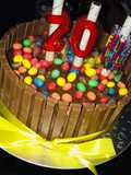 Tarta de huesitos y kitkat 🎂