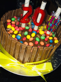 Una foto de Tarta de huesitos y kitkat 🎂
