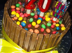 Foto principal de Tarta de huesitos y kitkat 🎂