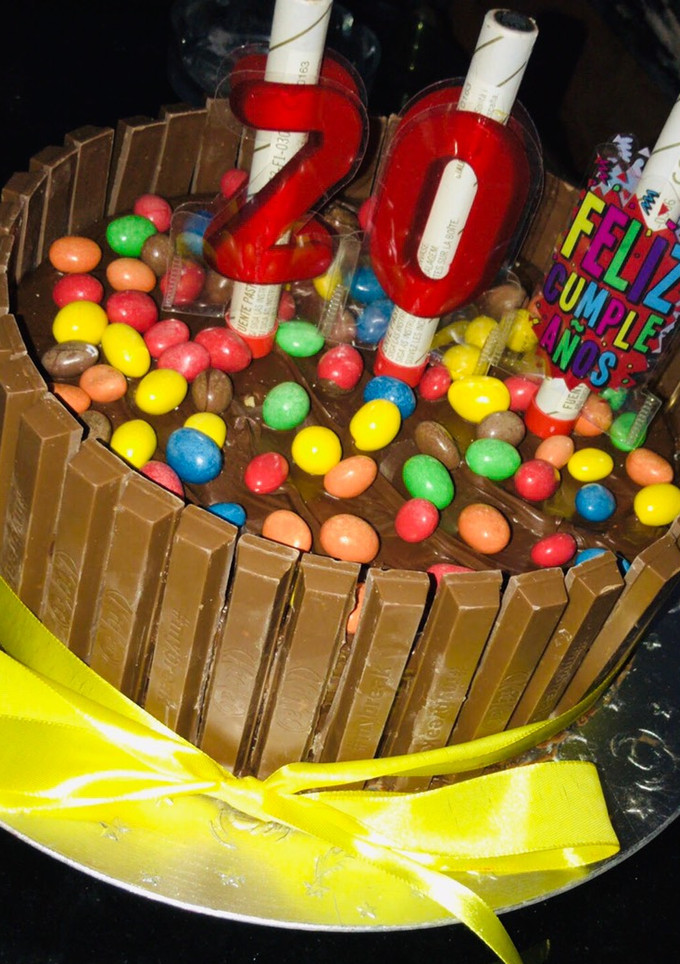 Una foto de Tarta de huesitos y kitkat 🎂