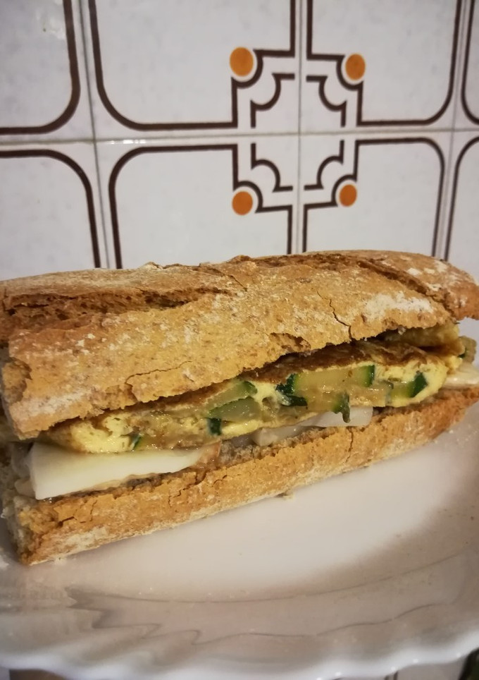 Una foto de Bocadillo de tortilla de calabacín, pollo y queso