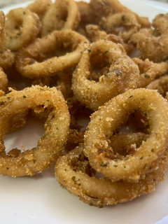 Una foto de Calamares fritos crujientes