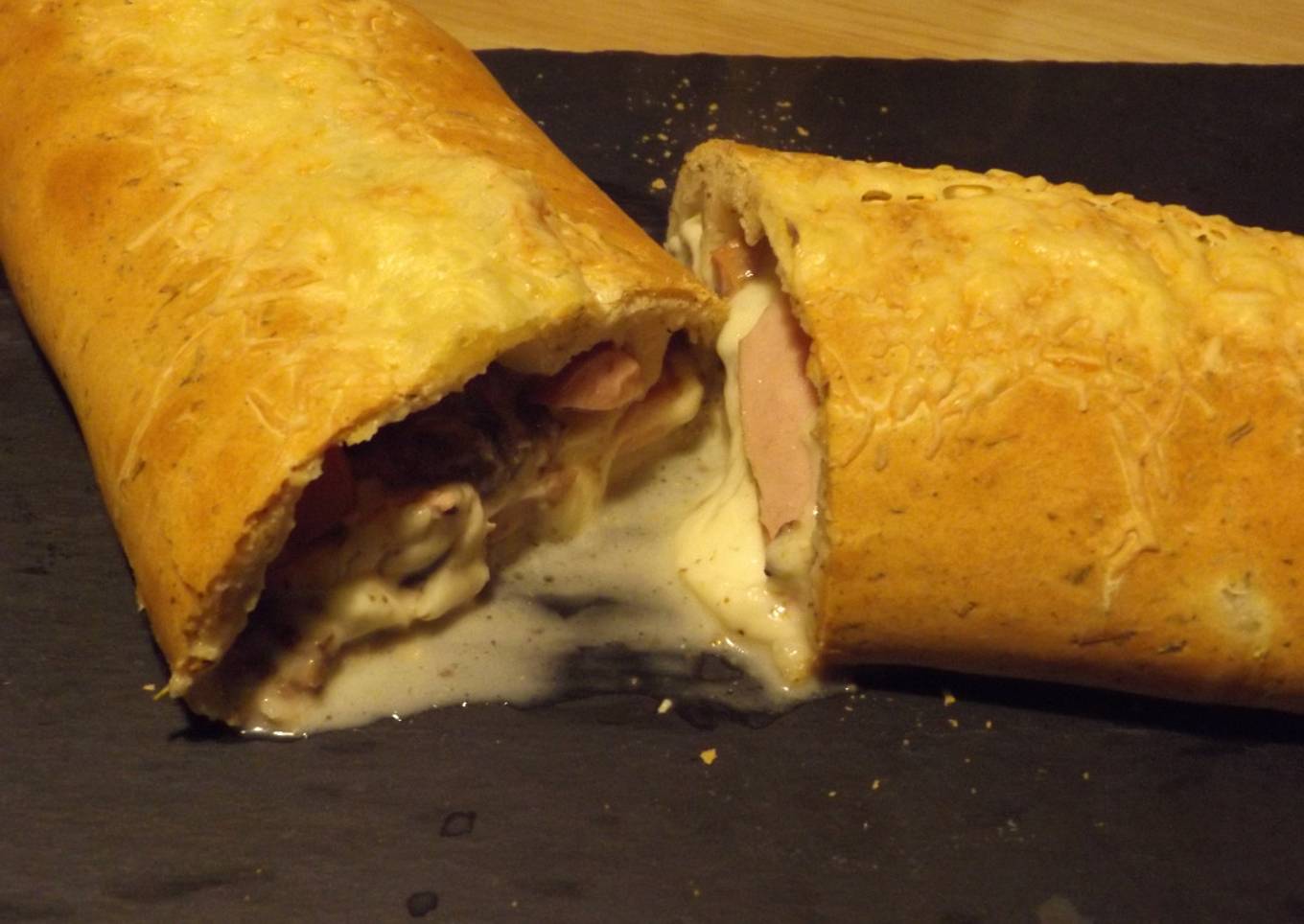 Rollo relleno de salchichas, quesos y salsa de champiñones