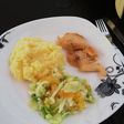 Puré de papa, ensalada tropical con pechuga a la plancha