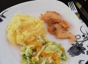Una foto de Puré de papa, ensalada tropical con pechuga a la plancha