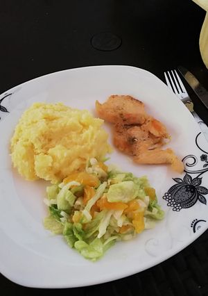 Una foto de Puré de papa, ensalada tropical con pechuga a la plancha