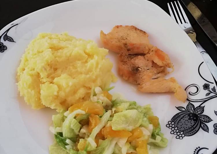 Puré de papa, ensalada tropical con pechuga a la plancha
