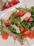 Straccetti di Scottona con aceto balsamico, rucola pomodorini e scaglie di grana