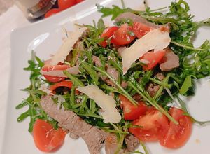 Foto di Straccetti di Scottona con aceto balsamico, rucola pomodorini e scaglie di grana