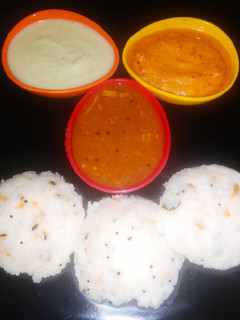 மீதமான சாதத்தில் செய்த ரவா இட்லி (Rava idli recipe in tamil) செய்முறை முக்கிய புகைப்படம்