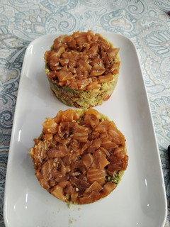 Foto principal de Doble Tartar de salmón, aguacate, tomate y cuscús
