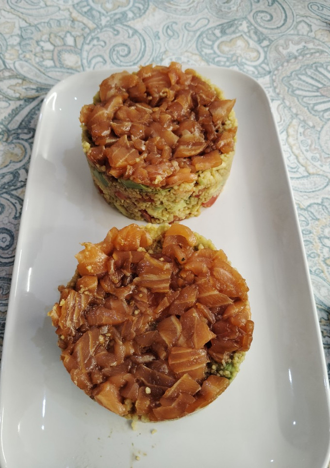Una foto de Doble Tartar de salmón, aguacate, tomate y cuscús