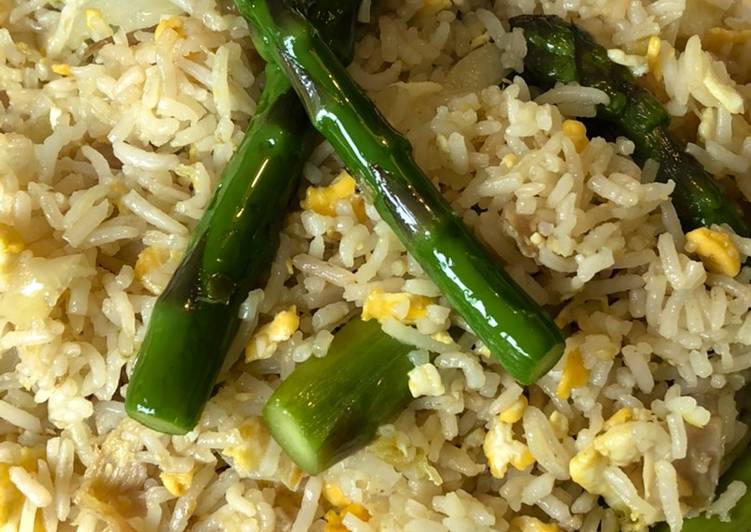Cara Gampang Menyiapkan Nasi goreng sambal lado mudo isi asparagus hijau, ayam, dan telur Anti Gagal