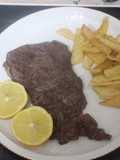 Entrecot con patatas y mucho limón