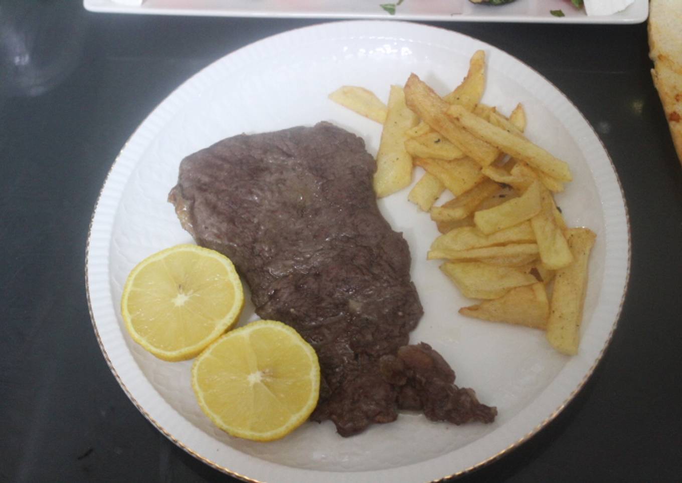 Entrecot con patatas y mucho limón