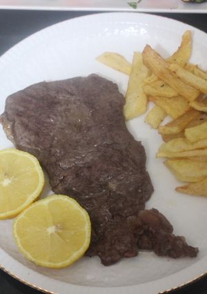 Una foto de Entrecot con patatas y mucho limón