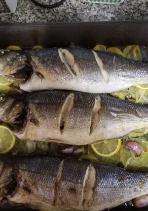 Una foto de Lubina al horno con patatas panaderas