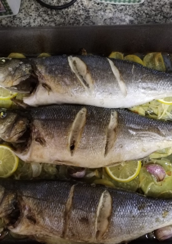 Una foto de Lubina al horno con patatas panaderas