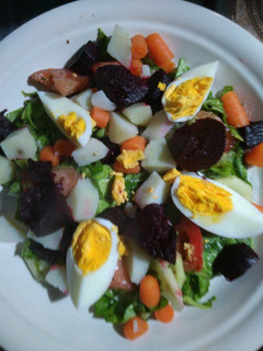 Una foto de Ensalada verduras remolacha papá huevo etc