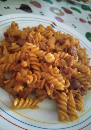 Una foto de Espirales con salsa y salchichas