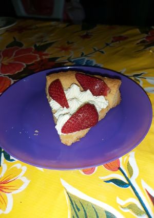 Una foto de Tarta con queso crema y fresas