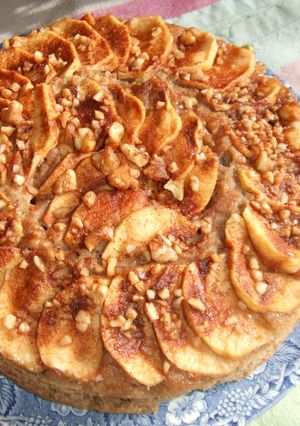 Una foto de Torta integral de té y vainilla con manzanas
