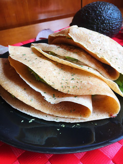 Una foto de Crepes fáciles de aguacate y rulo de cabra