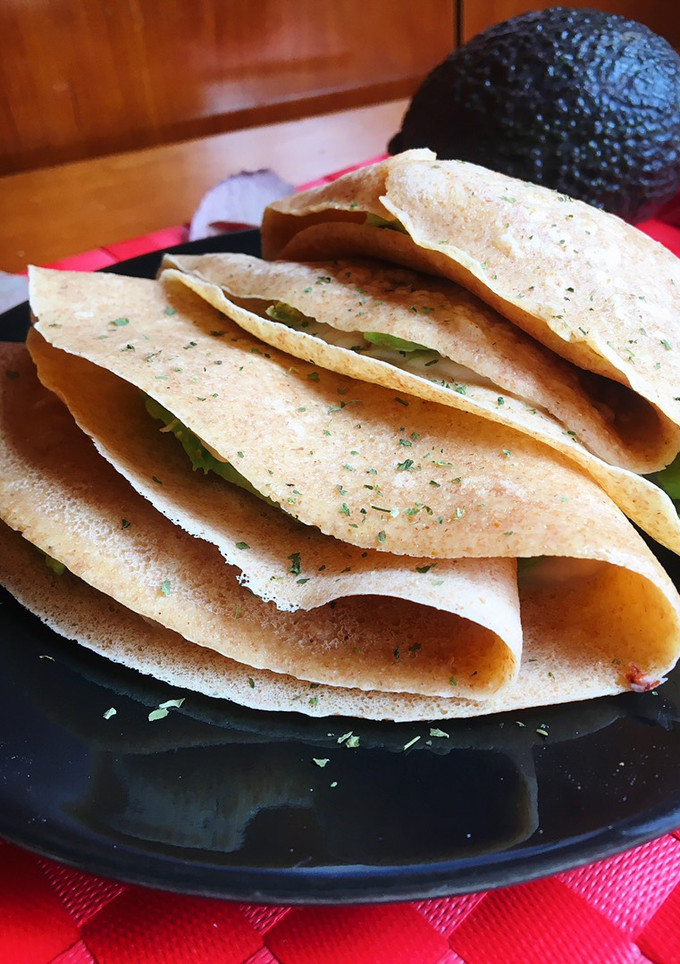 Una foto de Crepes fáciles de aguacate y rulo de cabra