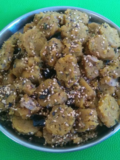 કારેલા ની છાલ ના મૂઠિયા (karela ni chhal na muthiya recipe in gujarati) રેસીપી મુખ્ય ફોટો