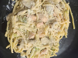 Espagueti blanco con Camarones con champiñones y pechuga de pollo