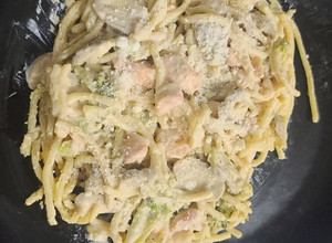 Una foto de Espagueti blanco con Camarones con champiñones y pechuga de pollo