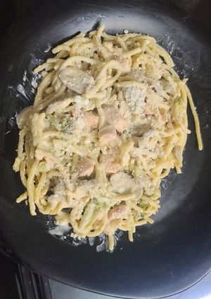 Una foto de Espagueti blanco con Camarones con champiñones y pechuga de pollo
