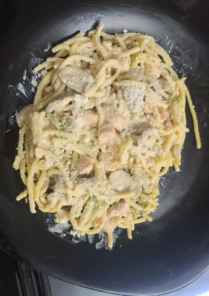 Una foto de Espagueti blanco con Camarones con champiñones y pechuga de pollo