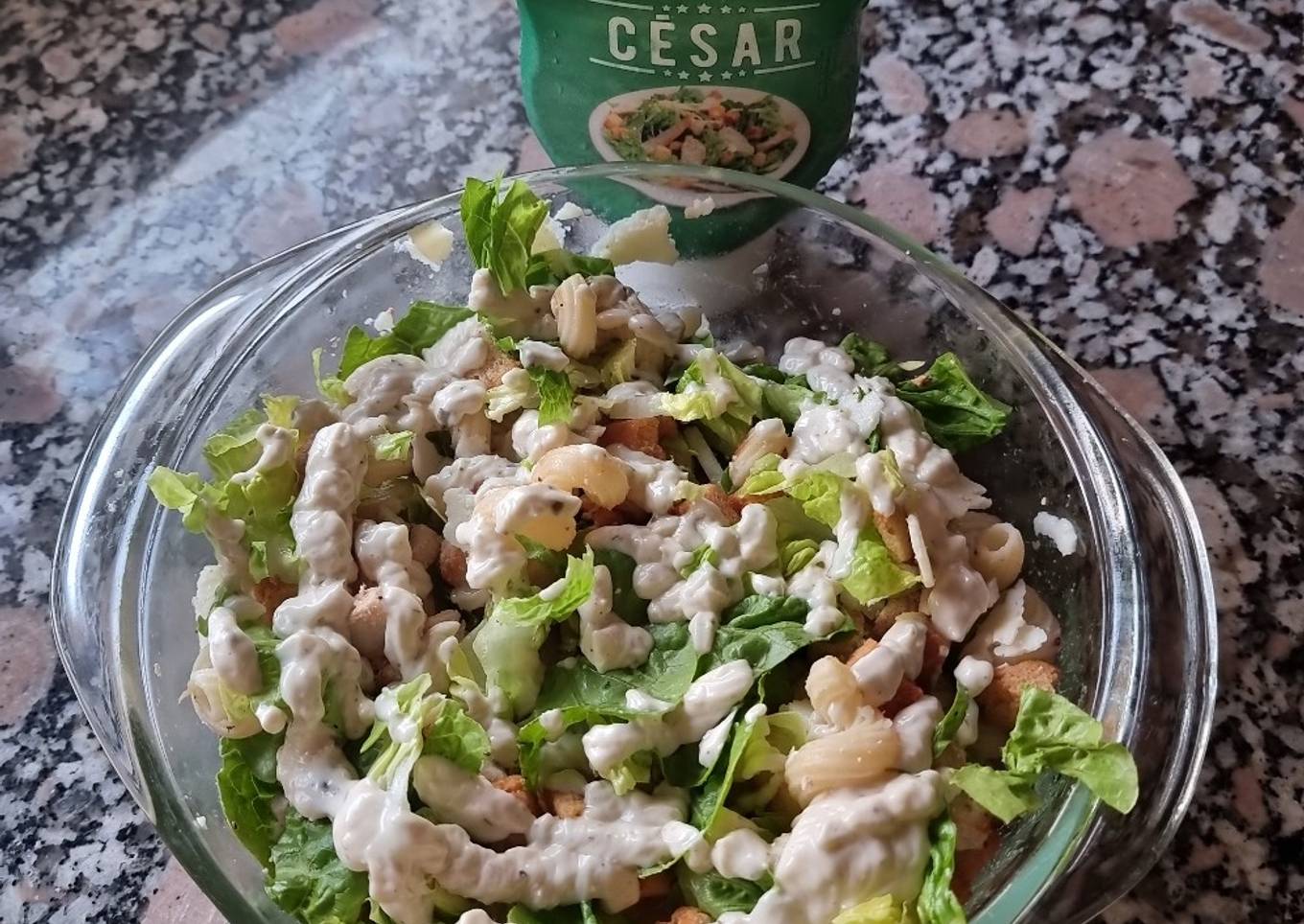 Ensalada césar con pasta