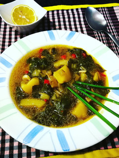 Una foto de Sopa de patatas con hojas de remolacha - vegano