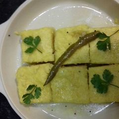 A picture of Gujarati khaman dhokla.