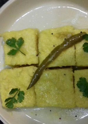 A picture of Gujarati khaman dhokla.