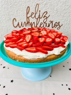 Una foto de Torta tres leches con frutillas 🍓