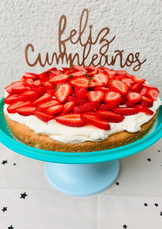 Una foto de Torta tres leches con frutillas 🍓