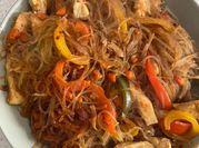 Una foto de vermicelli pollo