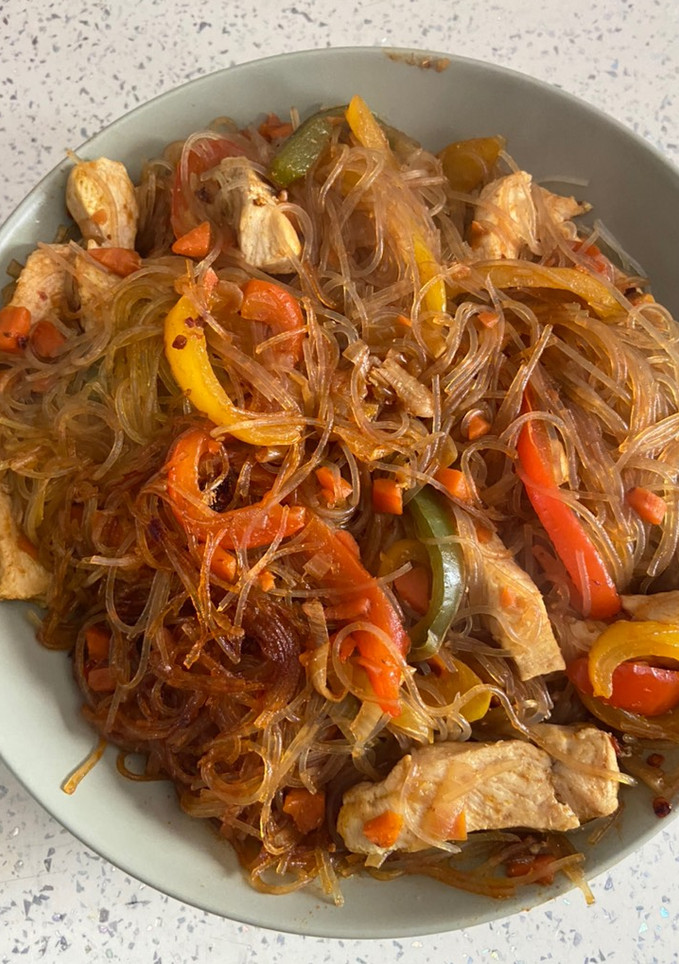 Una foto de Wok con pollo