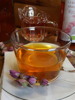 Una foto de Té helado con sirope de rosas