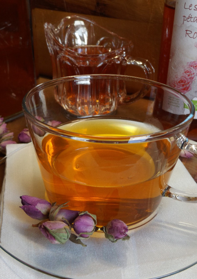 Una foto de Té helado con sirope de rosas