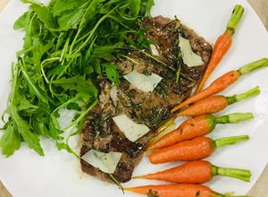 Hình của món Fuji beefsteak với xà lách rocket, cà rốt baby, và dầu nấm truffle.
