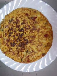 Una foto de Tortilla de patatas pisto y bacalao