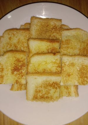 รูปของ ขนมปังปิ้งเนยสด (Toasted Buttered Bread)