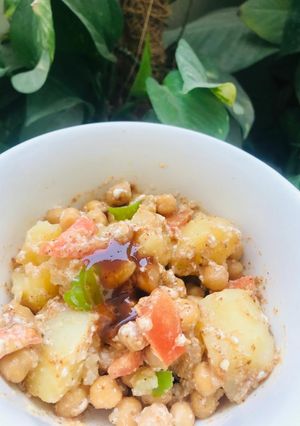 A picture of Aloo chana chat.